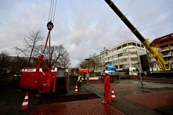 Der Mobilkran setzt die neue Pumpe ab. Foto: Sascha Stüber