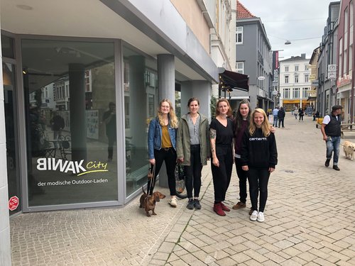 Bringen neues Leben ins leerstehende Ladenlokal an der Haarenstraße 55: (von links) Michelle Schnackenberg (Just Art But Different), Dr. Wiebke Friedrich (Wirtschaftsförderung), Bina Wirth (claus+claus), Merle Neels und Johanna Just (Just Art But Different). Foto: Stadt Oldenburg 
