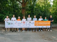 Teilnehmerinnen und Teilnehmer mit Banner bei der Auftaktveranstaltung zum Start von STADTRADELN in Oldenburg. Foto: Florian Skupin