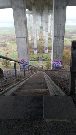 Blick von oben auf die Treppenanlage unterhalb der Huntebrücke (Nordseite), die wegen baulicher Mängel gesperrt werden muss. Foto: Stadt Oldenburg