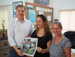 OB Krogmann beim Besuch der Sulam Tzor Schule in Mateh Asher mit der Schulleiterin Anat Weiss und Shlomit Elad (rechts), Leitung des Amtes für Bildung. Foto: Stadt Oldenburg OB Krogmann mit der Schulleiterin Anat Weiss und Shlomit Elad, Leiterin des Amtes für Bildung. Die drei halten ein Bild. Foto: Stadt Oldenburg