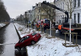 Dank des mutigen und beherzten Einsatzes eines Augenzeugen konnte der Insasse dieses Fahrzeugs, das Anfang Februar infolge eines Verkehrsunfalls in die Haaren gefahren war, gerettet werden. Foto: Stadt Oldenburg