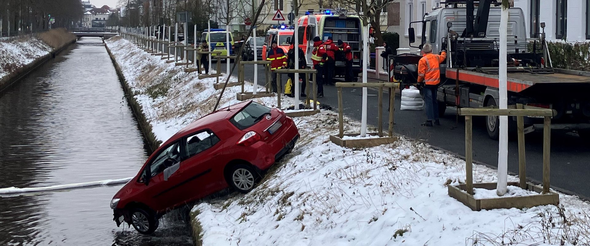 Dank des mutigen und beherzten Einsatzes eines Augenzeugen konnte der Insasse dieses Fahrzeugs, das Anfang Februar infolge eines Verkehrsunfalls in die Haaren gefahren war, gerettet werden. Foto: Stadt Oldenburg