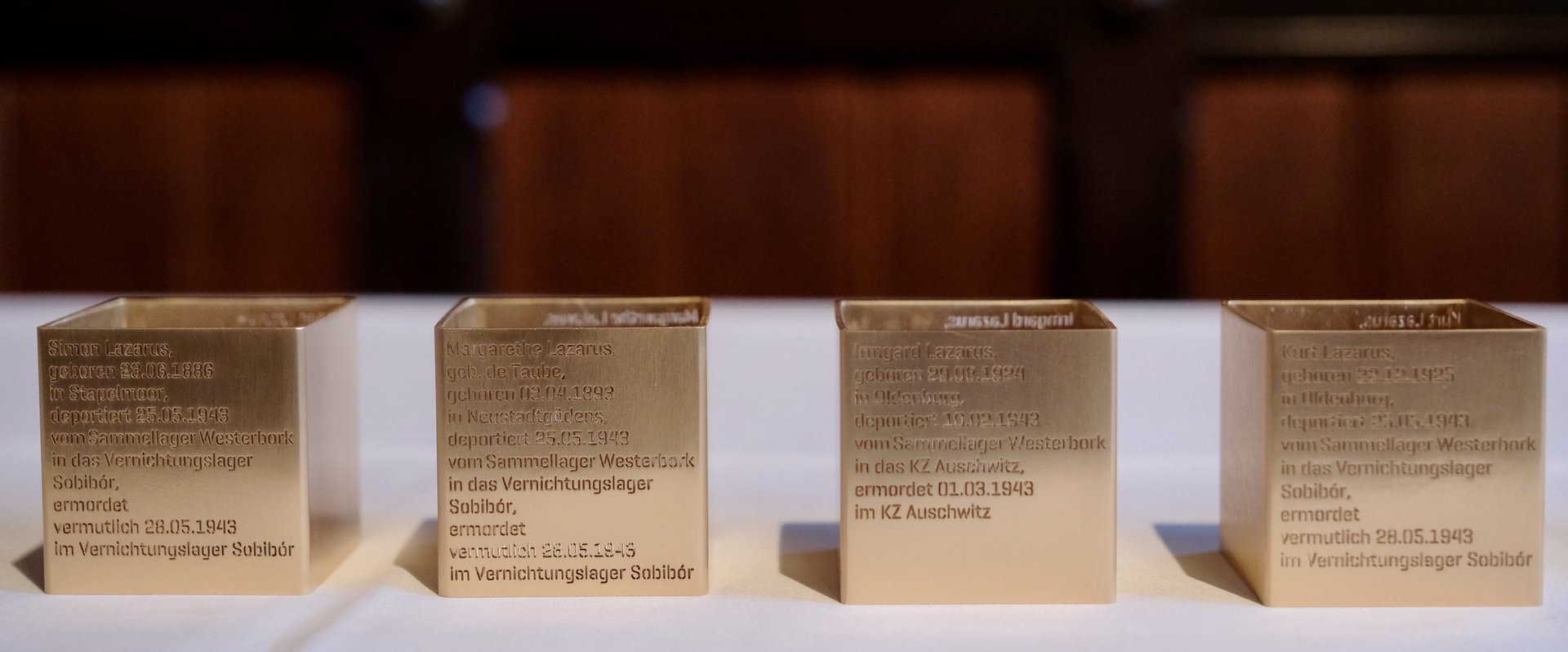 Vier Erinnerungszeichen liegen auf einem Tisch. Foto: Sascha Stüber