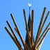 Vorschau: Tipi-Spitze mit Kirchturm im Hintergrund. Foto: Werner Ufferhardt. 