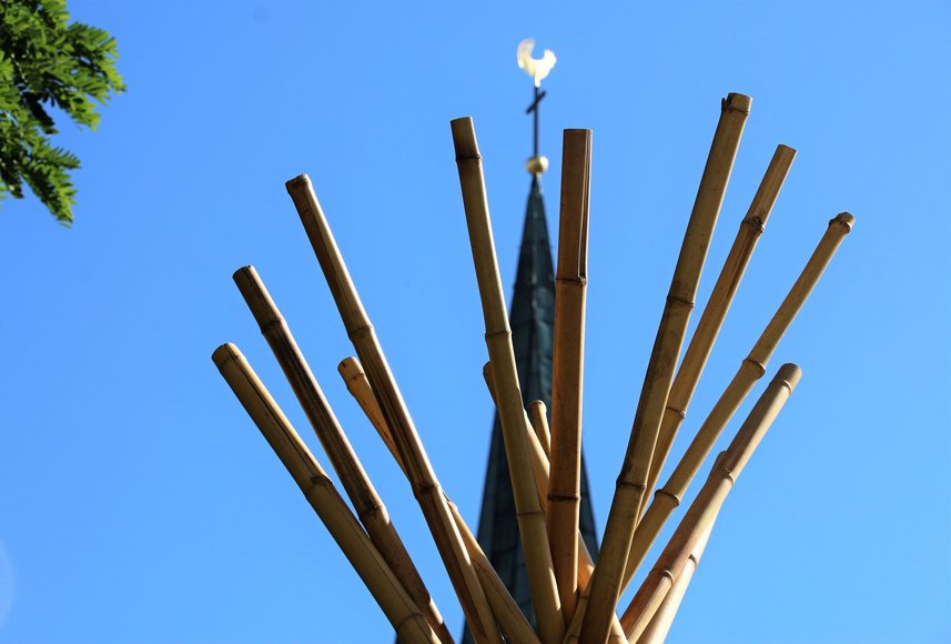 Tipi-Spitze mit Kirchturm im Hintergrund. Foto: Werner Ufferhardt. 