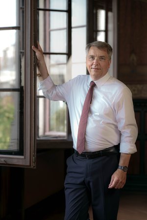 Oberbürgermeister Jürgen Krogmann stehend am Fenster im Hemd. Foto: Assanimoghaddam/Mittwollen Oberbürgermeister Jürgen Krogmann stehend am Fenster im Hemd.