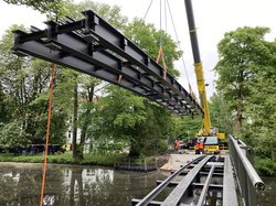 Mithilfe eines Mobilkrans konnten beide Überbau-Elemente der neuen Brücke über die Mühlenhunte erfolgreich eingehoben werden. Foto: Stadt Oldenburg