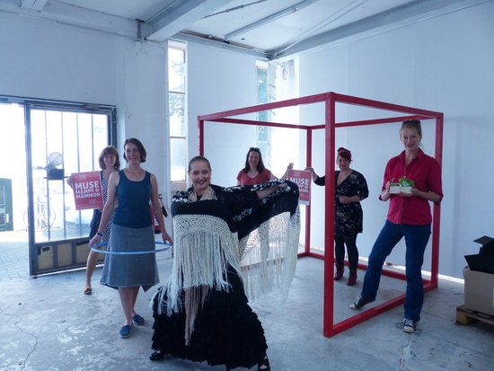 Werben für „Muse, Mampf & Mammon“: (von links) Ina Lehnert-Jenisch (Wirtschaftsförderung Stadt Oldenburg), Katharina Semling (cre8 oldenburg), Flamencotänzerin Flavie Cardona, Katja Reiche (cre8 oldenburg), Kristin Trey (Staatstheater Oldenburg) und Maren Sigmund (Krautsalon). Foto: Stadt Oldenburg