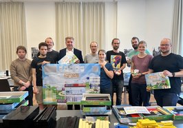 Oberbürgermeister Jürgen Krogmann und die ENaQ-Projektgruppe stellten das Klimaschutz-Brettspiel vor, das ab sofort kostenlos an Bildungseinrichtungen ausgegeben wird. Foto: Stadt Oldenburg