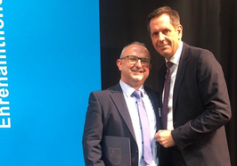 Große Ehre: Ministerpräsident Olaf Lies (rechts) dankte Nasuf Aliju, erster Vorsitzender des Fördervereins der Freizeitstätte Ofenerdiek, beim „Tag der Ehrenamtlichen“ persönlich für sein langjähriges Engagement für die Oldenburger Einrichtung. Foto: privat