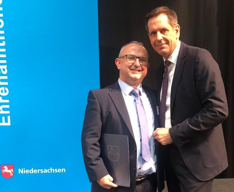 Große Ehre: Ministerpräsident Olaf Lies (rechts) dankte Nasuf Aliju, erster Vorsitzender des Fördervereins der Freizeitstätte Ofenerdiek, beim „Tag der Ehrenamtlichen“ persönlich für sein langjähriges Engagement für die Oldenburger Einrichtung. Foto: privat