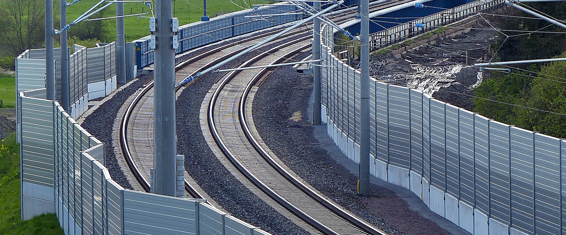 Schienen und Lärmschutzwand. Foto: Wälz/Pixabay
