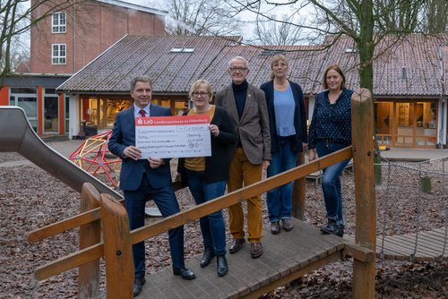 Einen symbolischen Scheck überreichte Oberbürgermeister Jürgen Krogmann (von links) an Maike Settelmeier, Vertreterin des Fördervereins der Kita Kurlandallee. Gerhard Kindl, 1. Vorsitzender des Freundeskreises Korvette Oldenburg, Bärbel Reisenberger, Leiterin der Kita Kurlandallee, und ihre Mitarbeiterin Silke Dicht-Harms freuen sich mit. Foto: Sascha Stüber