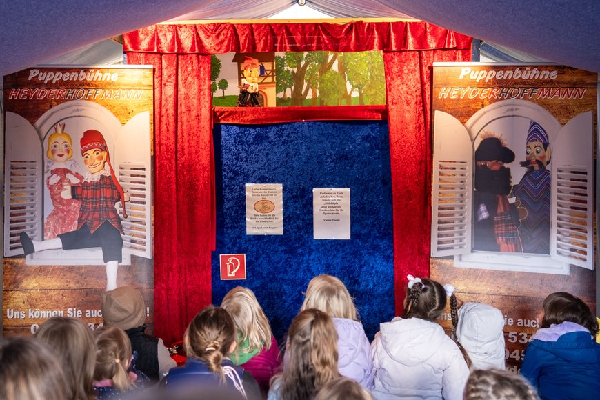 Die Puppenbühne HEYDERHOFFMANN auf dem Kramermarkt 2024. Foto: Sascha Stüber