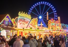 Blick über den Kramermarkt 2025 mit Riesenrad im Hintergrund. Foto: Sascha Stüber