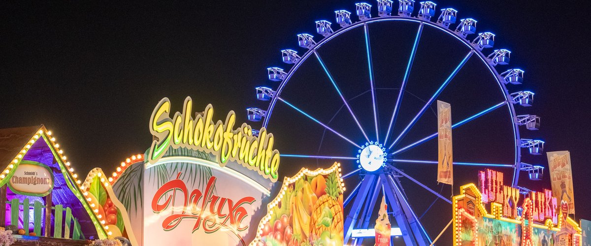 Blick über den Kramermarkt 2025 mit Riesenrad im Hintergrund. Foto: Sascha Stüber