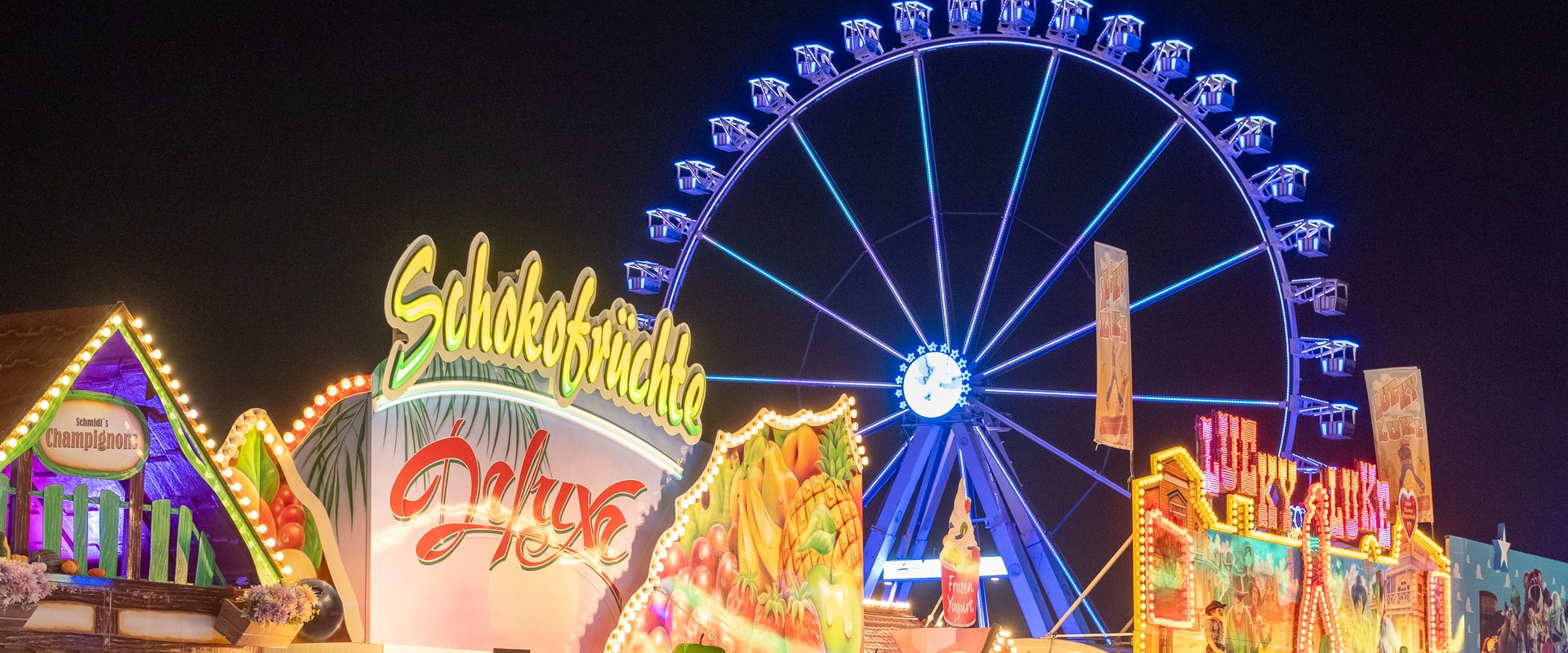 Blick über den Kramermarkt 2025 mit Riesenrad im Hintergrund. Foto: Sascha Stüber