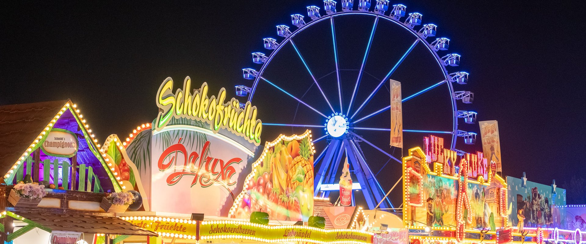 Blick über den Kramermarkt 2025 mit Riesenrad im Hintergrund. Foto: Sascha Stüber