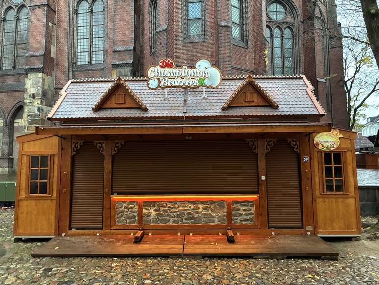 Stadt Oldenburg Die Champignon-Braterei beim Aufbau auf dem Lamberti-Markt am 19. November 2025. Foto: Stadt Oldenburg
