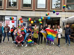 Schon seit mehreren Jahren sind Mitarbeitende der Stadtverwaltung mit einer Laufgruppe beim CSD Oldenburg dabei – wie hier beim CSD 2024. Foto: Stadt Oldenburg