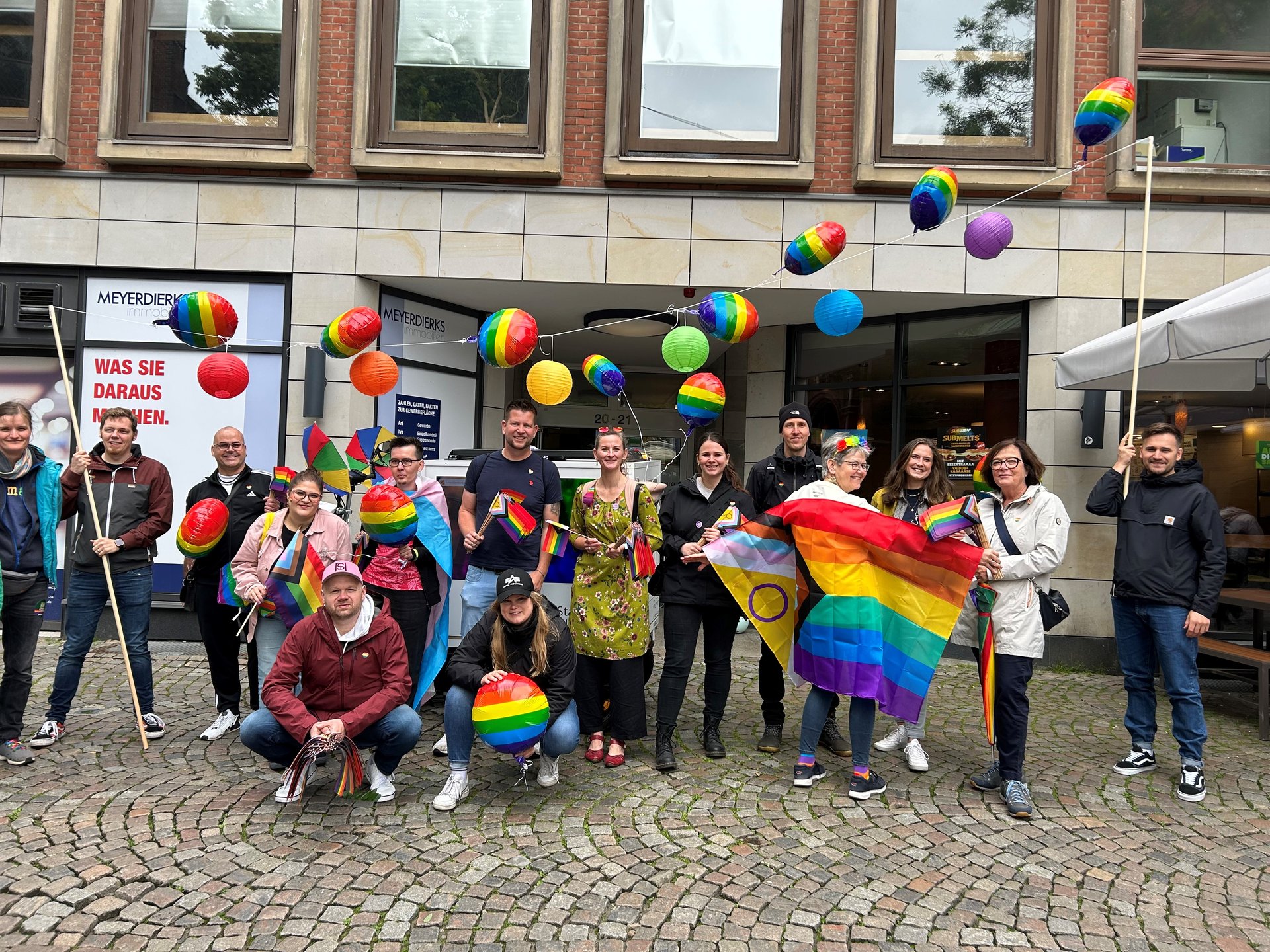 Schon seit mehreren Jahren sind Mitarbeitende der Stadtverwaltung mit einer Laufgruppe beim CSD Oldenburg dabei – wie hier beim CSD 2024. Foto: Stadt Oldenburg