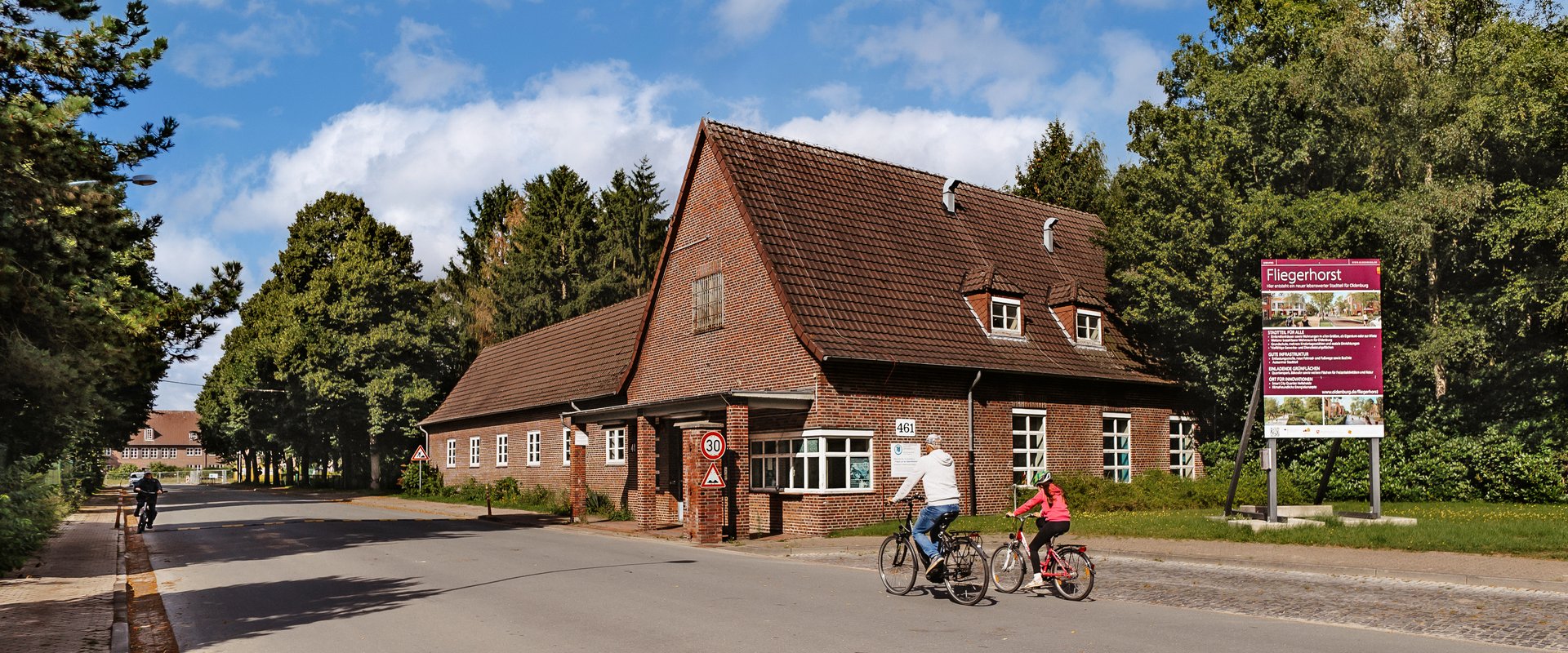 Einfahrt zum Fliegerhorst. Foto: Mittwollen und Gradetchliev