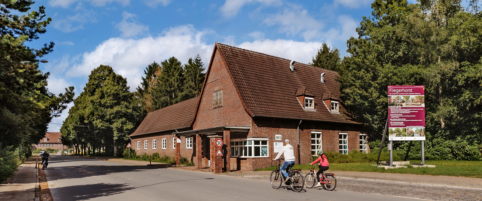 Einfahrt zum Fliegerhorst. Foto: Mittwollen und Gradetchliev