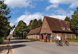 Einfahrt zum Fliegerhorst. Foto: Mittwollen und Gradetchliev