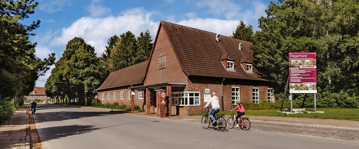Einfahrt zum Fliegerhorst. Foto: Mittwollen und Gradetchliev