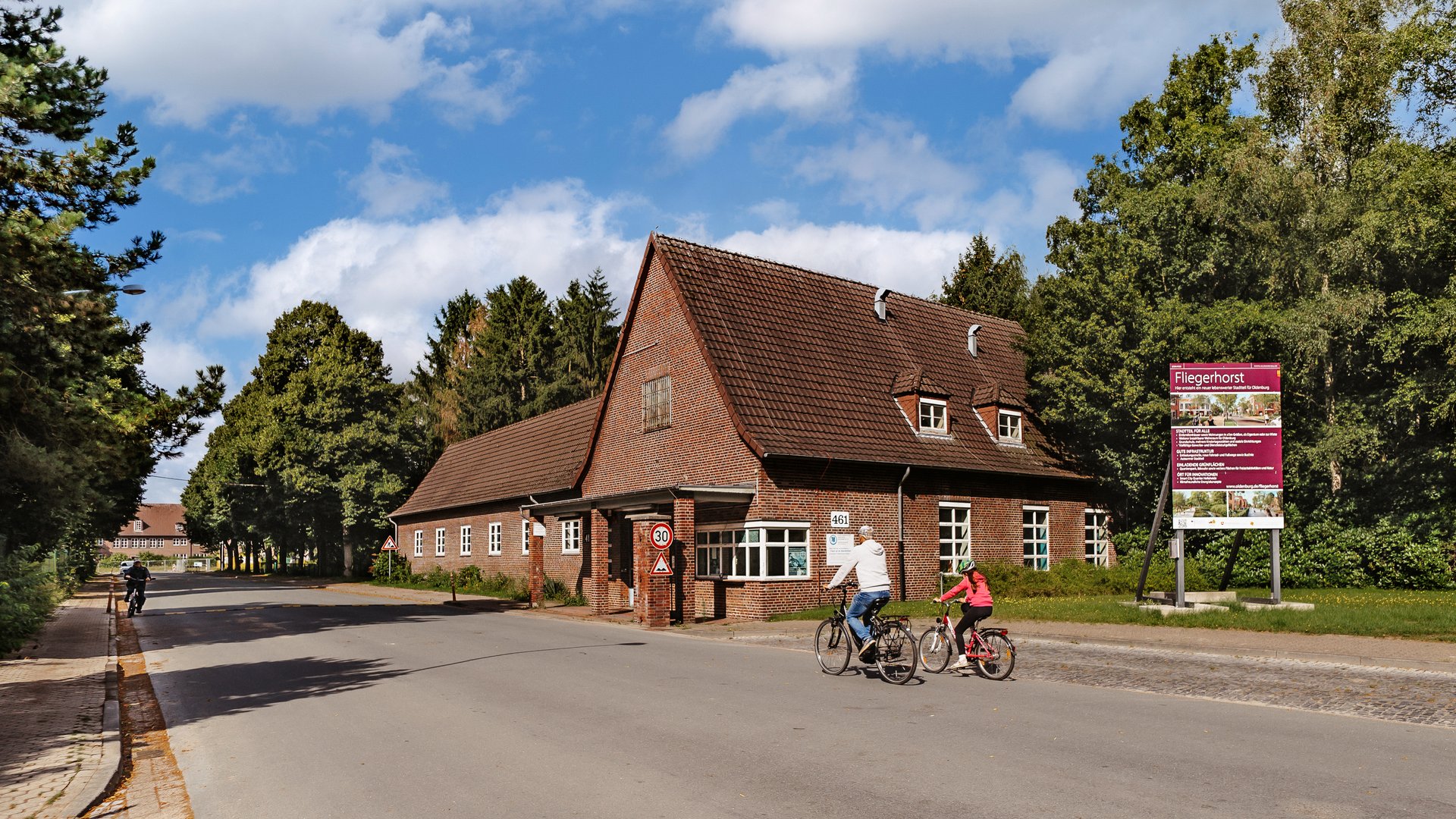 Einfahrt zum Fliegerhorst. Foto: Mittwollen und Gradetchliev