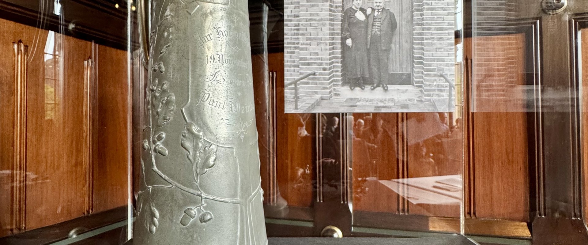 Die Zinnkanne und das Schmuckset erinnern an die Flucht der Familie Insel vor den Nazis. Foto: Sascha Stüber