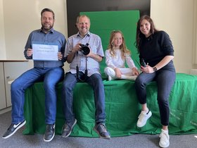 Lamberti-Engel 2025 Mila mit Marktmeister Dennis Ostendorf, Fotograf Sascha Stüber und Stylistin Marina Limov von Trend Hair. Foto: Stadt Oldenburg Lamberti-Engel 2025 Mila mit Marktmeister Dennis Ostendorf, Fotograf Sascha Stüber und Stylistin Marina Limov von Trend Hair. Foto: Stadt Oldenburg