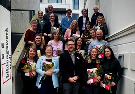 Gut gegen den Fachkräftemangel: 15 Erzieherinnen und Erzieher haben ihre Zertifikate erhalten und können nun in integrativen Kita-Gruppen eingesetzt werden. Foto: Bildungswerk ver.di