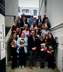 Gut gegen den Fachkräftemangel: 15 Erzieherinnen und Erzieher haben ihre Zertifikate erhalten und können nun in integrativen Kita-Gruppen eingesetzt werden. Foto: Bildungswerk ver.di Gut gegen den Fachkräftemangel: 15 Erzieherinnen und Erzieher haben ihre Zertifikate erhalten und können nun in integrativen Kita-Gruppen eingesetzt werden. Foto: Bildungswerk ver.di