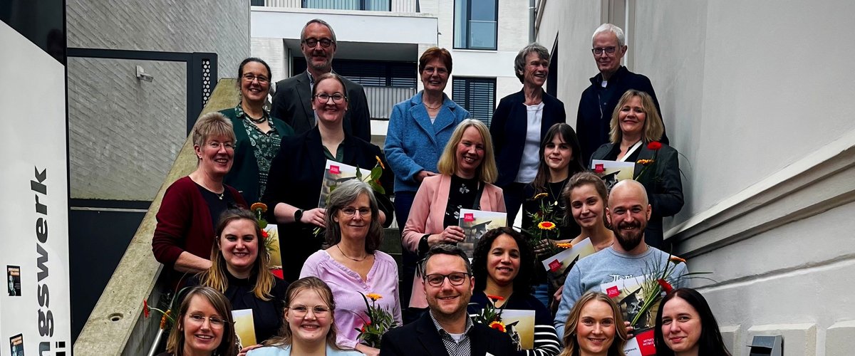 Gut gegen den Fachkräftemangel: 15 Erzieherinnen und Erzieher haben ihre Zertifikate erhalten und können nun in integrativen Kita-Gruppen eingesetzt werden. Foto: Bildungswerk ver.di