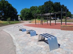 Sport- und Freizeitanlagen im Sportpark Kreyenbrück: Kombination Bank und Fitnessgerät. Foto: PS+ Planung von Sportstätten