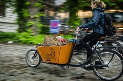 Frau mit Lastenrad vor dem Theater. Foto: Ernst Schäfer