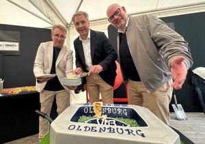 Anlässlich des ersten Spatenstichs gab es eine Torte in Form eines Stadions. Foto: Sascha Stüber Anlässlich des ersten Spatenstichs gab es eine Torte in Form eines Stadions. Foto: Sascha Stüber