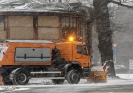 Räumfahrzeug des Abfallwirtschaftsbetriebes im Januar 2021. Foto: Sascha Stüber