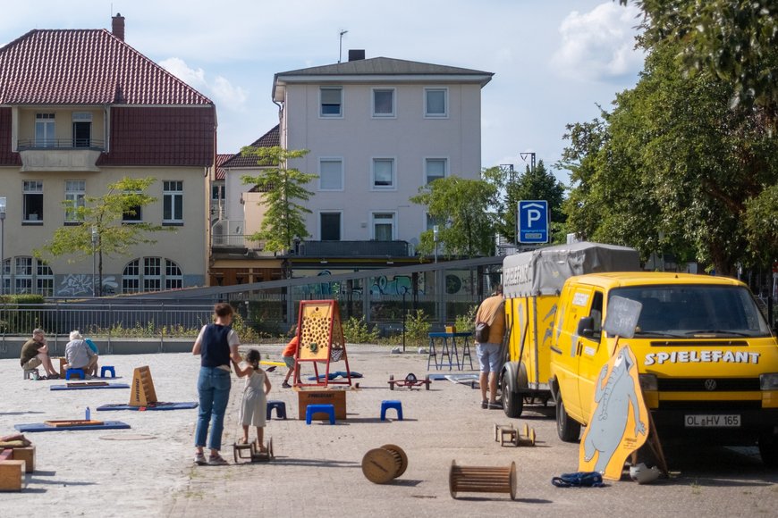 Spielefant mit verschiedenen Spielgeräten. Foto: Sascha Stüber