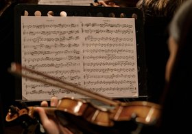 Noten und eine Geigenspielerin. Foto: Pexels Noten und eine Geigenspielerin. Foto: Pexels