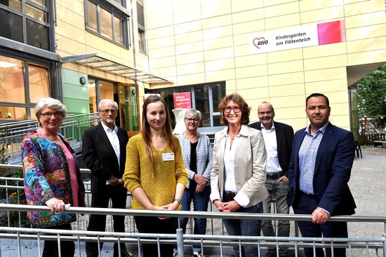 Eröffneten am AWO-Standort Flötenteich eine neue Kinderbetreuungseinrichtung (von links): Bürgermeisterin Germaid Eilers Dörfler, Dr. Lothar Knippert (Stellvertretender Vorsitzender des Präsidiums der AWO Weser Ems), Einrichtungsleiterin Doris Blödorn, Elfie Finke-Bracker (Fachdienstleitung Kindertagesbetreuung), Stephanie Wolff (Sprachheilkindergarten AWO), Bernhard Freese (Amt für Jugend und Familie) und Thomas Elsner (Vorstandsvorsitzender AWO). Foto: Sascha Stüber