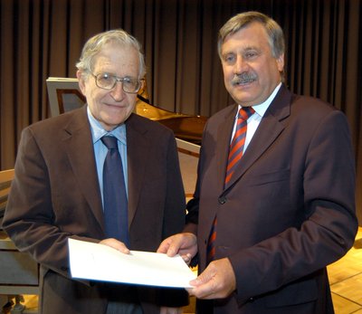 Preisträger Prof. Dr. Noam Chomsky mit dem damaligen Oberbürgermeister Dietmar Schütz. Foto: Peter Duddek.