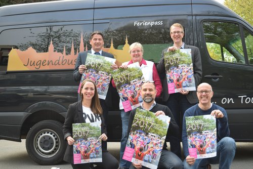 Die Personen sind von links oben: Dr. Frank Lammerding, Amtsleiter Jugend und Familie, Anne Lohmüller, Christian Fritsch, Fachdienstleiter Jugend und Gemeinwesenarbeit; von links unten: Britta Unfried, Ingo Krüger, Lars Essig. Foto: Stadt Oldenburg