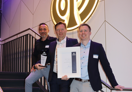 Freuen sich riesig über die Auszeichnung der OLantis SaunaWelt mit dem EWA-Award (von links): Denis Minich, Andreas Ebert und Dennis Ströh vom OLantis. Foto: OLantis