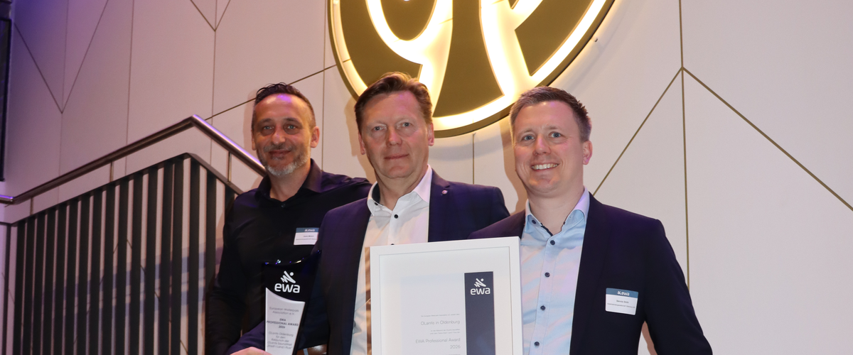 Freuen sich riesig über die Auszeichnung der OLantis SaunaWelt mit dem EWA-Award (von links): Denis Minich, Andreas Ebert und Dennis Ströh vom OLantis. Foto: OLantis