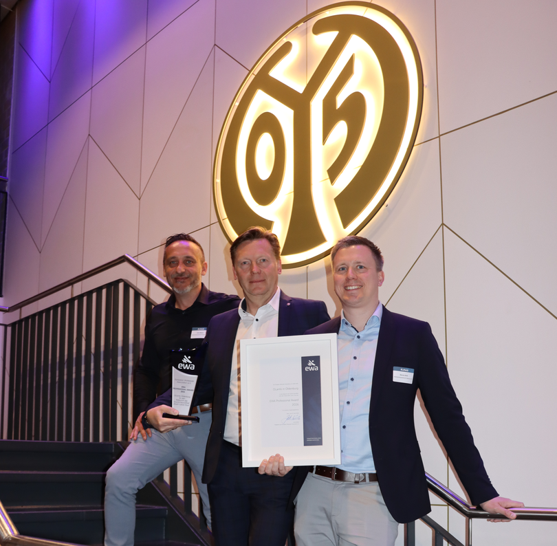 Freuen sich riesig über die Auszeichnung der OLantis SaunaWelt mit dem EWA-Award (von links): Denis Minich, Andreas Ebert und Dennis Ströh vom OLantis. Foto: OLantis