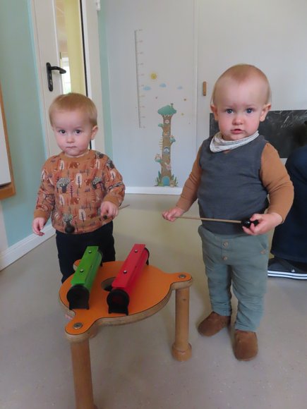 Stadt Oldenburg Zwei Krippenkinder musizieren. Foto: Stadt Oldenburg