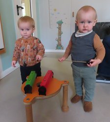 Zwei Krippenkinder musizieren. Foto: Stadt Oldenburg Zwei Krippenkinder musizieren. Foto: Stadt Oldenburg